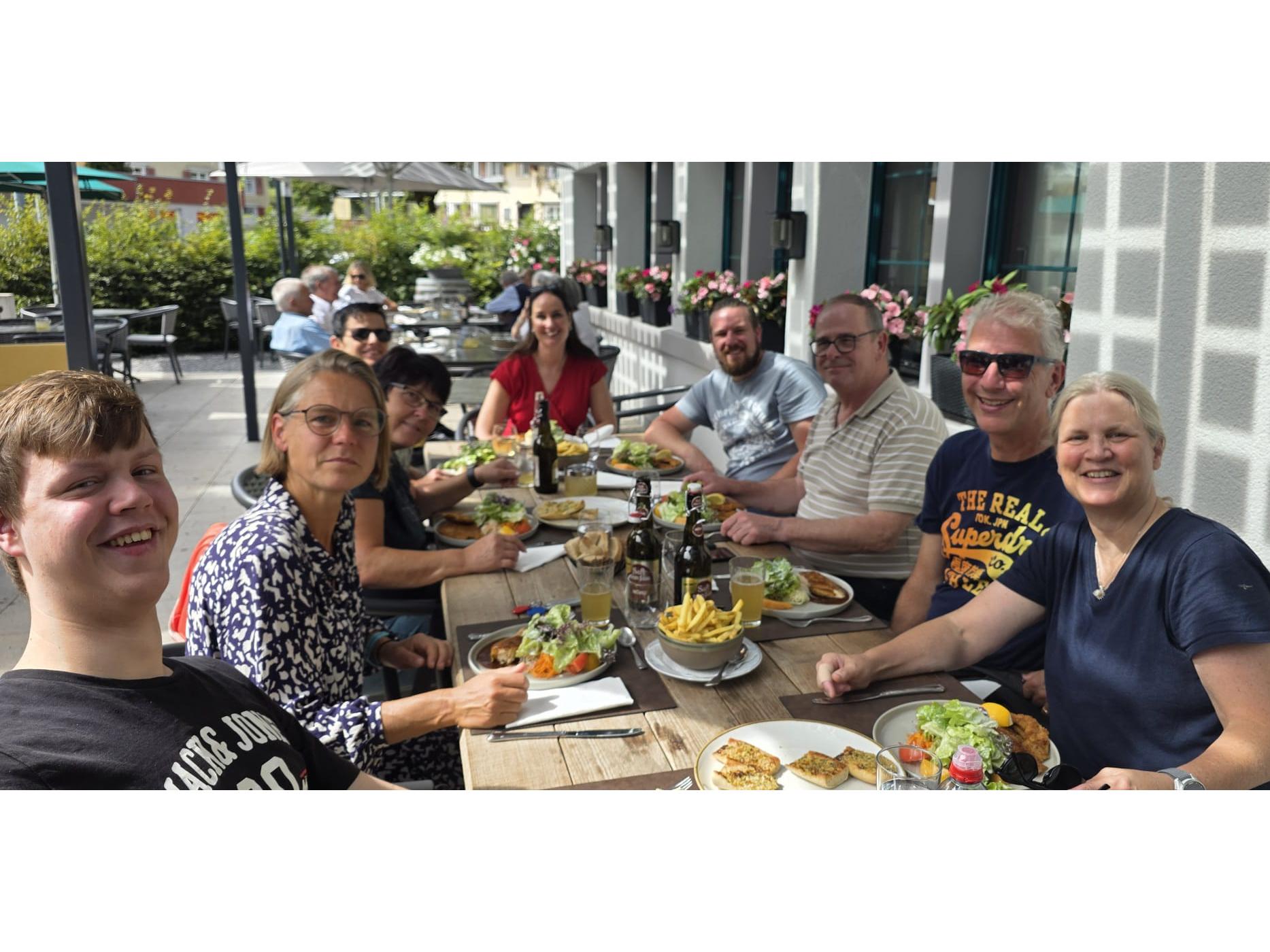 mittagessen trainingsweekend alt st. johann mix-maxler am Tisch